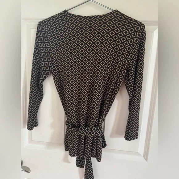 Ann Taylor V Neck top - Picture 3 of 6